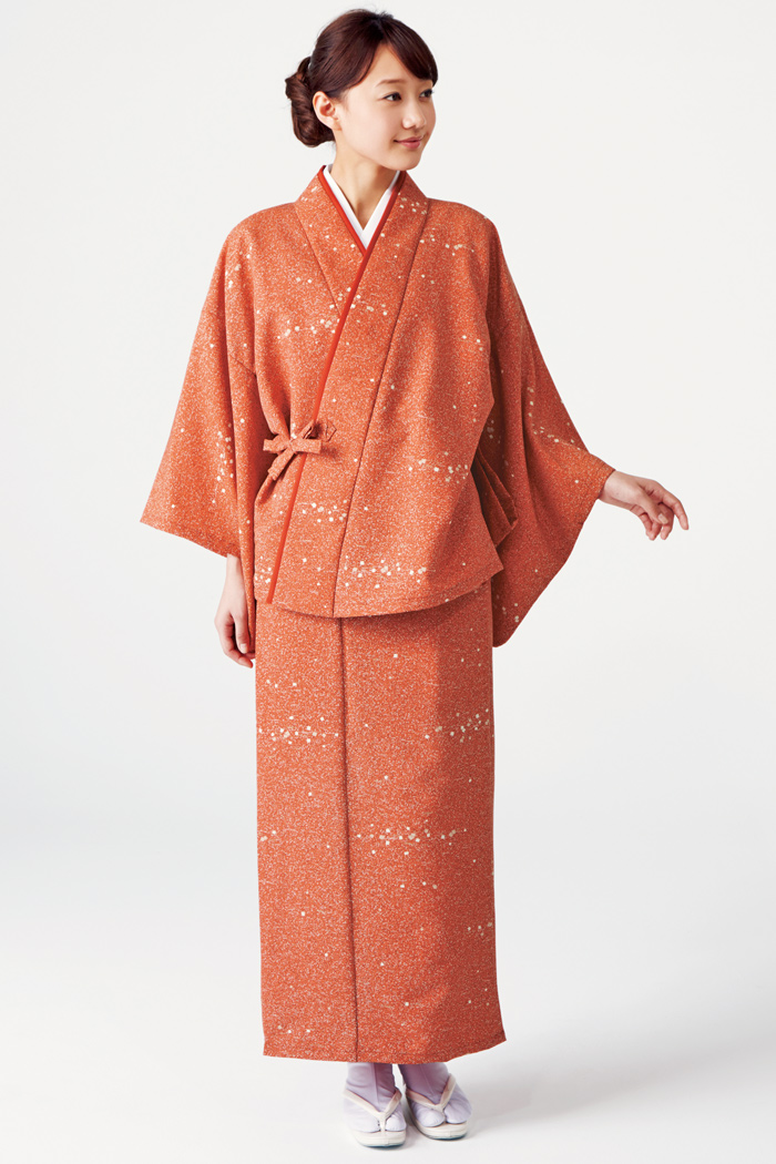 本物の日本の和を感じてもらう　和風飲食店、旅館に合う　きもの袖が上品なオレンジの茶衣着スタイル
