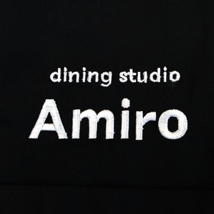 飲食店制服胸付エプロンネーム刺繍　ダイニングスタジオ　アミロ様