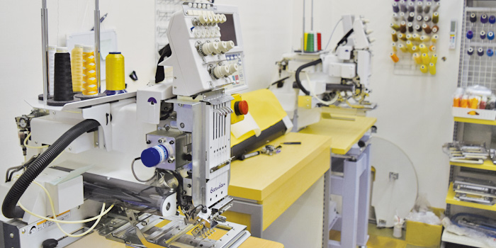 ナイスユニの店舗内刺繍工房でオリジナル制服、ユニフォームが短納期で制作可能