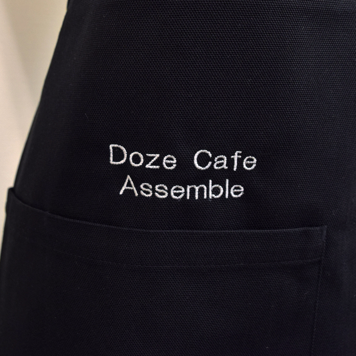 飲食店サービス制服刺繍実績　Dose Cafe Assemble様(胸付きエプロン　ロゴ刺繍