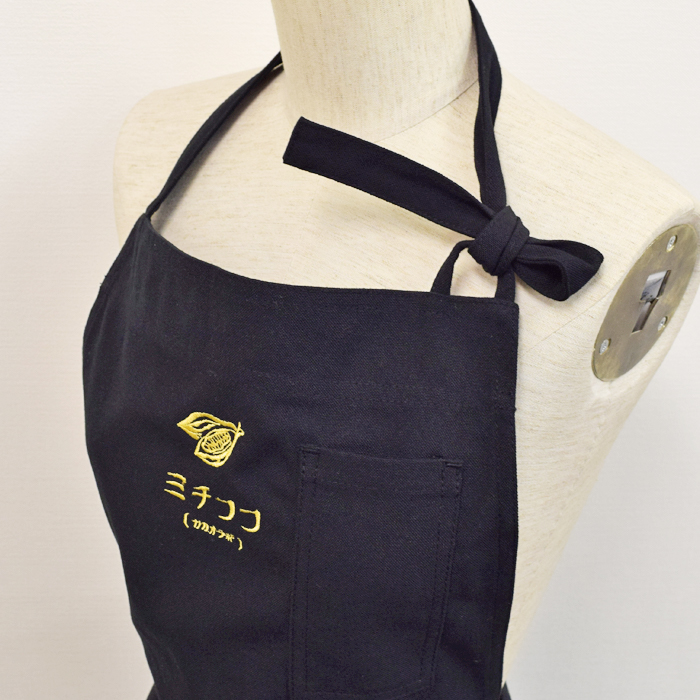 飲食店サービス制服刺繍実績　ミチココ様(胸付エプロンロゴ刺繍)