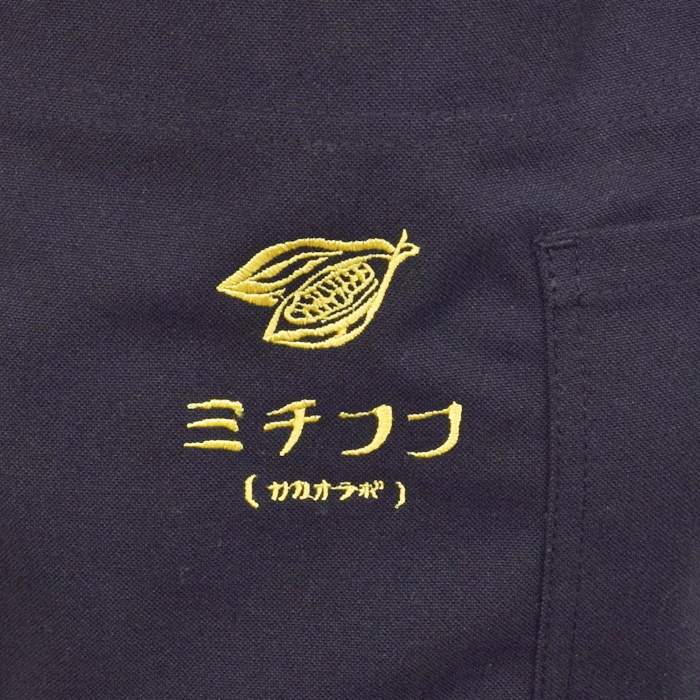 飲食店サービス制服刺繍実績　カフェ　ミチココ様(胸付エプロン　ロゴ刺しゅう)