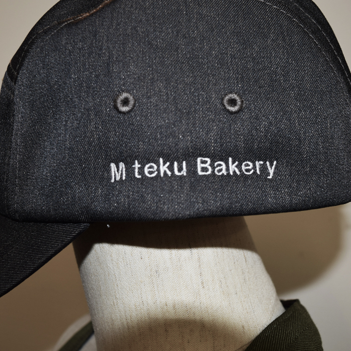 飲食店サービス制服刺繍実績　M teku Bakery様(キャップ ネーム刺繍)