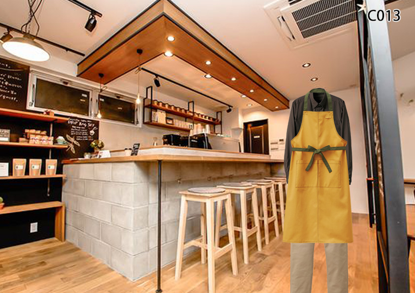 飲食店制服コーディネート　明るめの店内にイエロー×ブラウンの組み合わせコーデ。ブラウンのシャツとイエローのエプロンって案外合うんです。