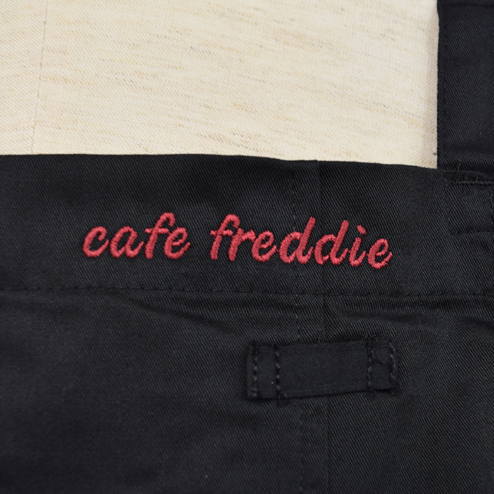 飲食店サービス制服刺繍実績　cafe freddie様（胸付きエプロン　ネーム刺繍)