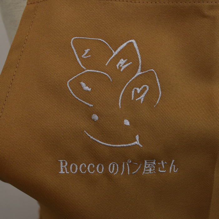 飲食店サービス制服刺繍実績　Roccoのパン屋さん様（胸付きエプロン　ロゴ刺繍)