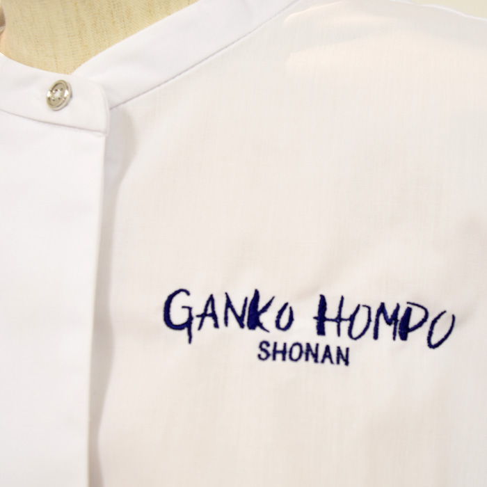 飲食店サービス制服刺繍実績　GANKO HONPO様(シャツ　ロゴ刺繍)