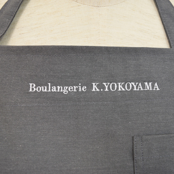 飲食店サービス制服刺繍実績　Boulangerie K.YOKOYAMA様(胸付ｴﾌﾟﾛﾝﾈｰﾑ刺繍)
