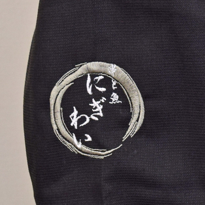 飲食店サービス制服刺繍実績　糸島串と魚にぎわい様(和シャツ ロゴ刺繍)