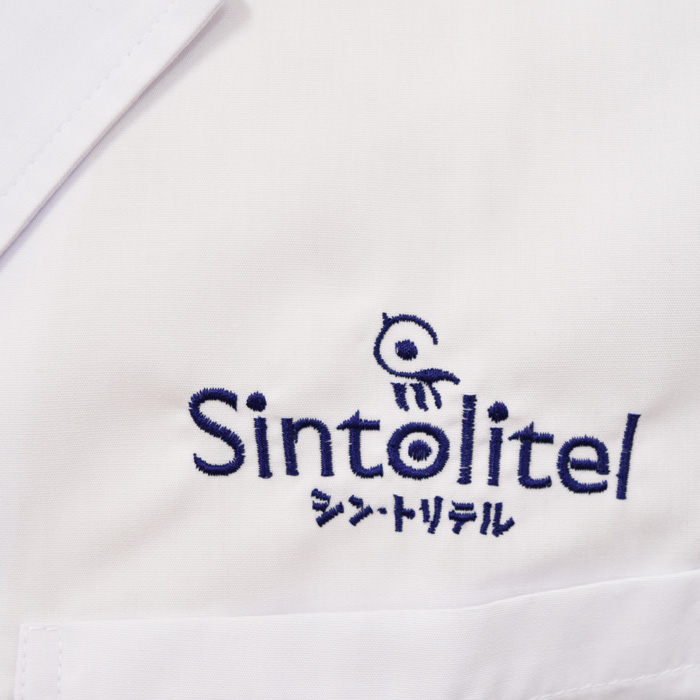 飲食店サービス制服刺繍実績 SHINTORITEL 様(調理白衣　ロゴ刺繍)